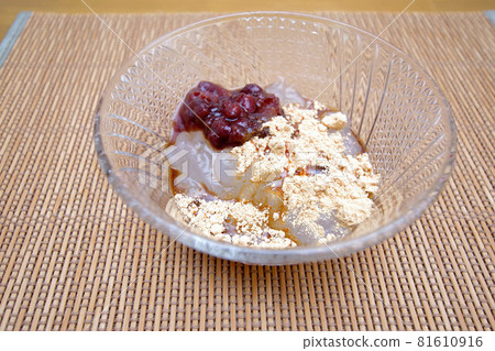 Sweets like kuzumochi made from potato starch Sweets like kuzumochi made from potato starch 81610916