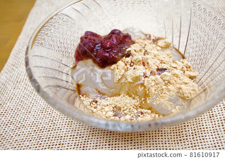 Sweets like kuzumochi made from potato starch Sweets like kuzumochi made from potato starch 81610917
