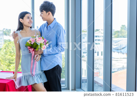 Valentine's day concept,asian Young happy sweet couple holding bouquet of red and pink roses After lunch In a restaurant background,Love story couple Valentine's day concept,asian Young happy sweet couple holding bouquet of red and pink roses After lunch In a restaurant background,Love story couple 81611523
