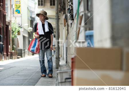 Street life walking wandering 81612041