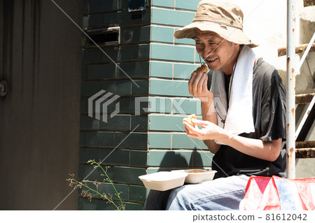 Street life, meals, lunch, homeless 81612042