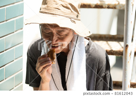 Street life, meals, lunch, homeless 81612043