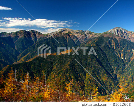Autumn Shiraminesanzan (Mt. Kita, Mt. Aino, Mt. Nōtori in the Southern Alps) [Autumn leaves] 81612668