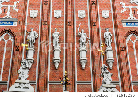 Statues at the famous House of the Blackheads in Riga, Latvia Statues at the famous House of the Blackheads in Riga, Latvia 81613259