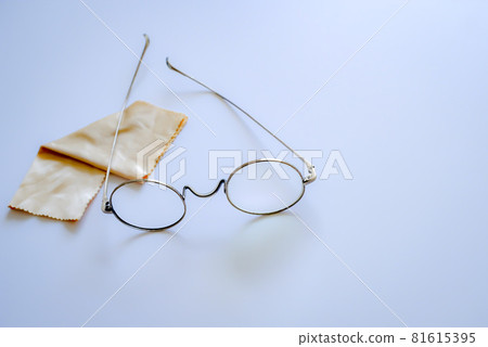 圓形眼鏡和鏡片濕巾 81615395