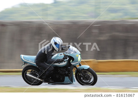 Bike running on the circuit 81615867