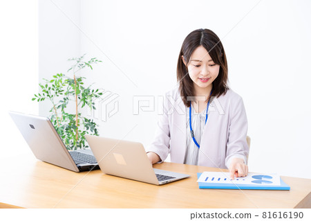 Young business woman doing office work in the office 81616190