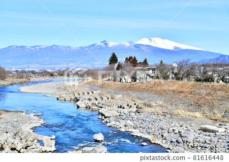 View of the Asama mountain range (Mt. Asama, Mt. Kurofu, Mt. Takamine) from Usuda Bridge / Chikuma River (Saku City, Nagano Prefecture) [2020.2] 81616448