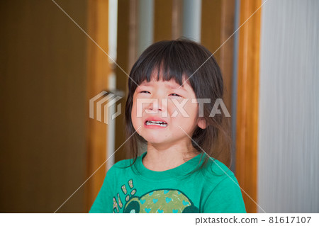 Crying girl 81617107