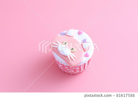 cupcake isolated in pink background cupcake isolated in pink background 81617588
