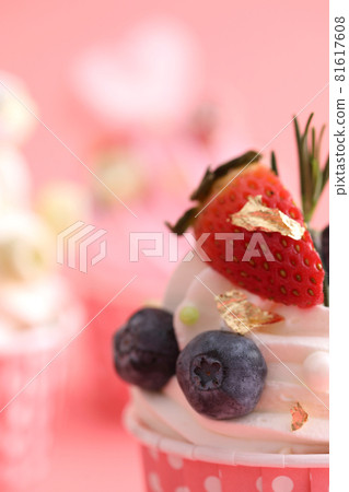 Colorful cupcakes isolated in pink background 81617608