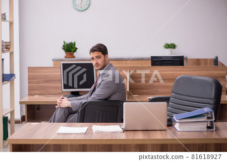 Young businessman employee working in the office 81618927
