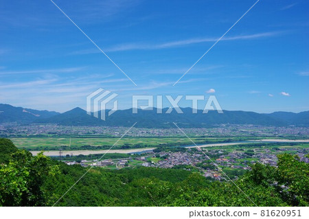 從德島縣吉野川市的櫻桃公路線看阿波市和寺島善入 81620951
