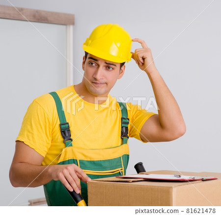 Man delivering boxes during house move 81621478