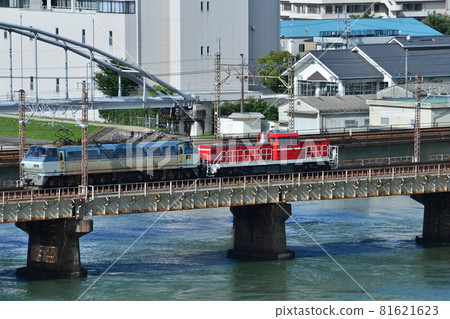 Locomotive running DD200 and EF66 coupling 81621623