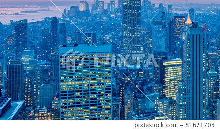 View of New York Manhattan during sunset hours View of New York Manhattan during sunset hours 81621703