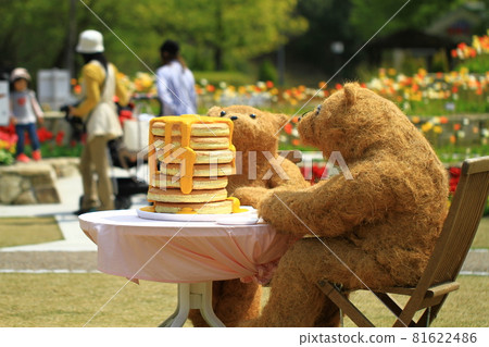 一群熊在公園裡吃著大煎餅 81622486