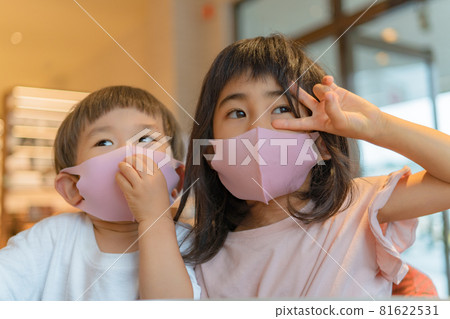 Children who pose, siblings, brothers Children who pose, siblings, brothers 81622531