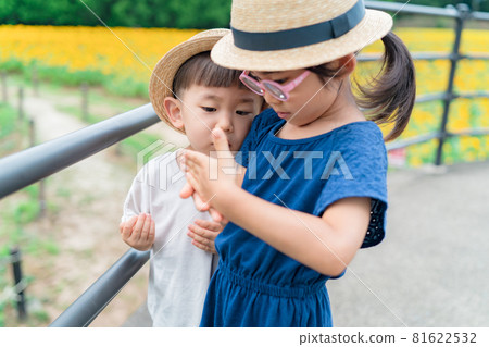 Children who pose, siblings, brothers 81622532