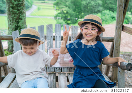 擺姿勢的孩子,兄弟姐妹,兄弟 擺姿勢的孩子,兄弟姐妹,兄弟 81622537