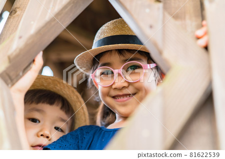 Children who pose, siblings, brothers 81622539