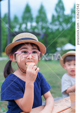 Children who pose, siblings, brothers 81622542