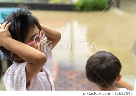 Children who pose, siblings, brothers Children who pose, siblings, brothers 81622543