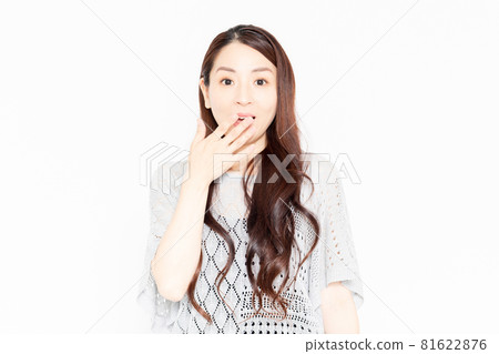 Woman in casual clothes in a surprised pose 81622876