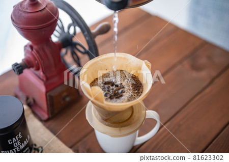 將熱水倒入剛磨碎的豆子中 81623302