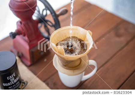 將熱水倒入剛磨碎的豆子中 將熱水倒入剛磨碎的豆子中 81623304