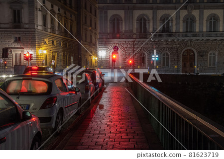 Walk around Florence at night 81623719