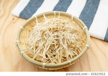 Shredded burdock Shredded burdock in a colander Shredded burdock Shredded burdock in a colander 81623912