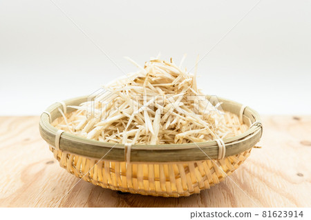 Shredded burdock Shredded burdock in a colander 81623914