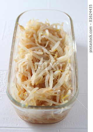 Store boiled bean sprouts in glass containers for use in Chinese and Japanese cuisine Store boiled bean sprouts in glass containers for use in Chinese and Japanese cuisine 81624435