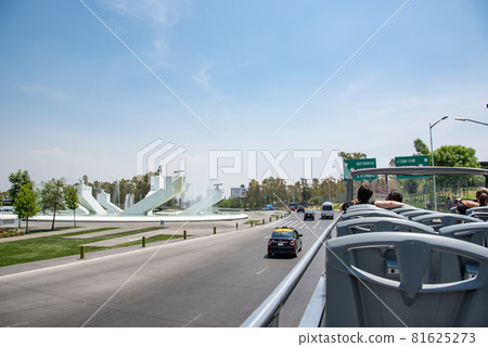 從墨西哥公開巴士上看到的普埃布拉街道和道路 從墨西哥公開巴士上看到的普埃布拉街道和道路 81625273