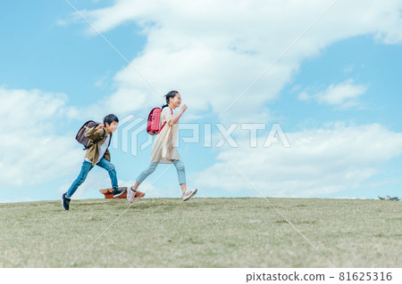 小學生在公園跑步 81625316