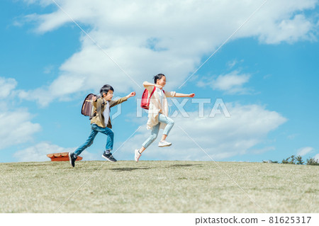 小學生在公園跑步 小學生在公園跑步 81625317