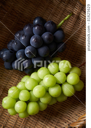 Shine Muscat and Seedless Kyoho 81625629