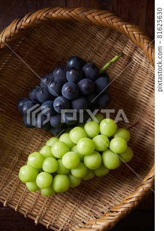 Shine Muscat and Seedless Kyoho 81625630