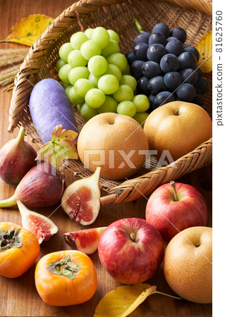 Autumn fruits Autumn fruits 81625760