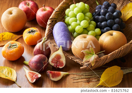 Autumn fruits 81625762