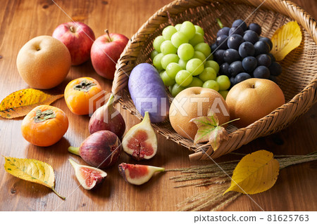 Autumn fruits 81625763