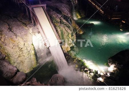 The Yubatake is lit up at night, making for a very romantic evening. 81625826