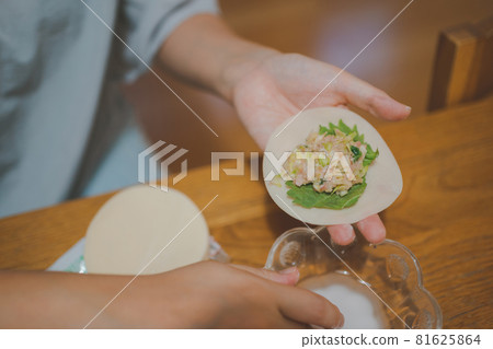 Making dumplings 81625864