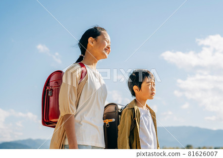 走在路上的小學生 81626007