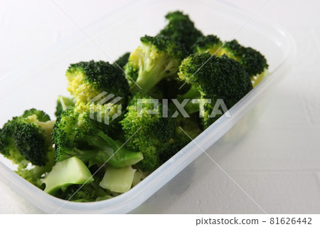 Boiled broccoli in salted water and store in a storage container in the refrigerator. Boiled broccoli in salted water and store in a storage container in the refrigerator. 81626442