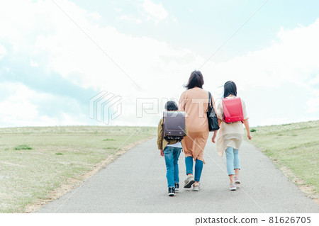 走在路上的親子(後視圖) 走在路上的親子(後視圖) 81626705