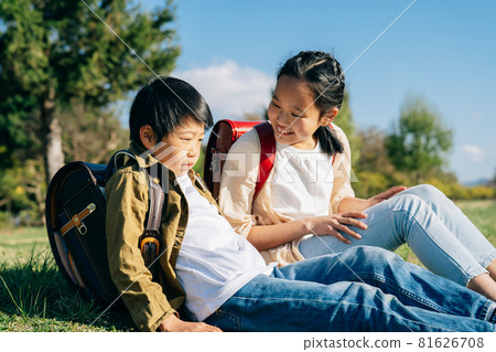 一個女孩和一個看起來很無聊的男孩說話 一個女孩和一個看起來很無聊的男孩說話 81626708