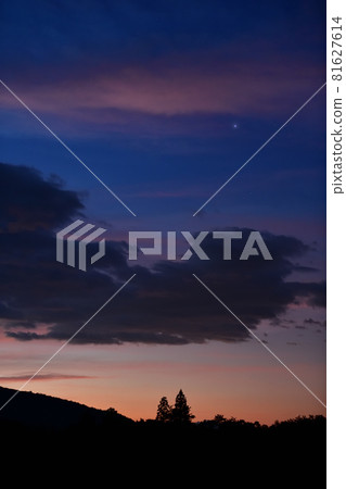 Sirius 3 shining in the dawn sky with morning clouds in Hakushu Town, Hokuto City Sirius 3 shining in the dawn sky with morning clouds in Hakushu Town, Hokuto City 81627614