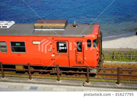 以海為背景，沿著雨晴海岸行駛的冰見線列車（左） 81627795